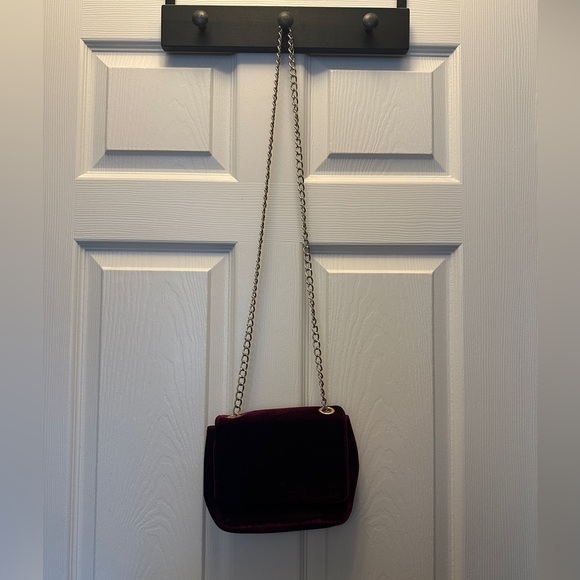 Faux velvet purse with chain strap - Picture 2 of 4